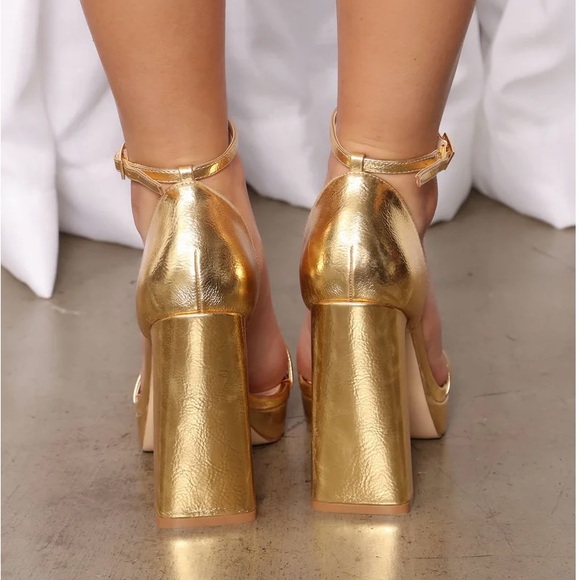 Gold size 9 heeled sandals - Picture 2 of 4